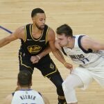 Stephen Curry fue más efectivo que Luka Doncic en el primer partido de la final del Oeste.