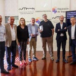 El vicepresidente de la Diputación de Segovia, José María Bravo, y los coordinadores del Premio Internacional de Poesía Gil de Biedma, Juan Manuel de Prada y María Antonia de Isabel Estrada, informan sobre los finalistas elegidos en la reunión del prejurado de la XXII edición