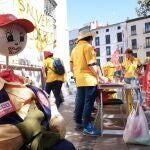 Acampada reivindicativa frente a la sede de Correos