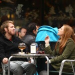 Pareja en una cafetería