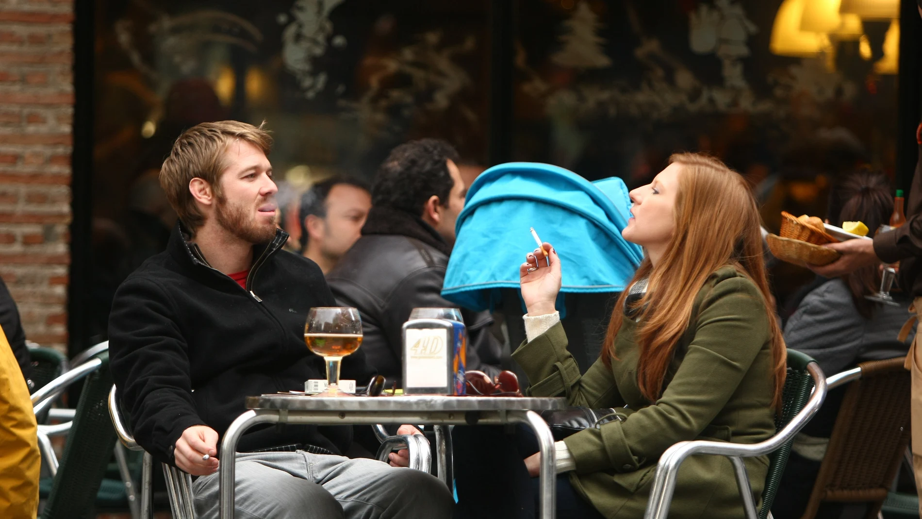 Pareja en una cafetería