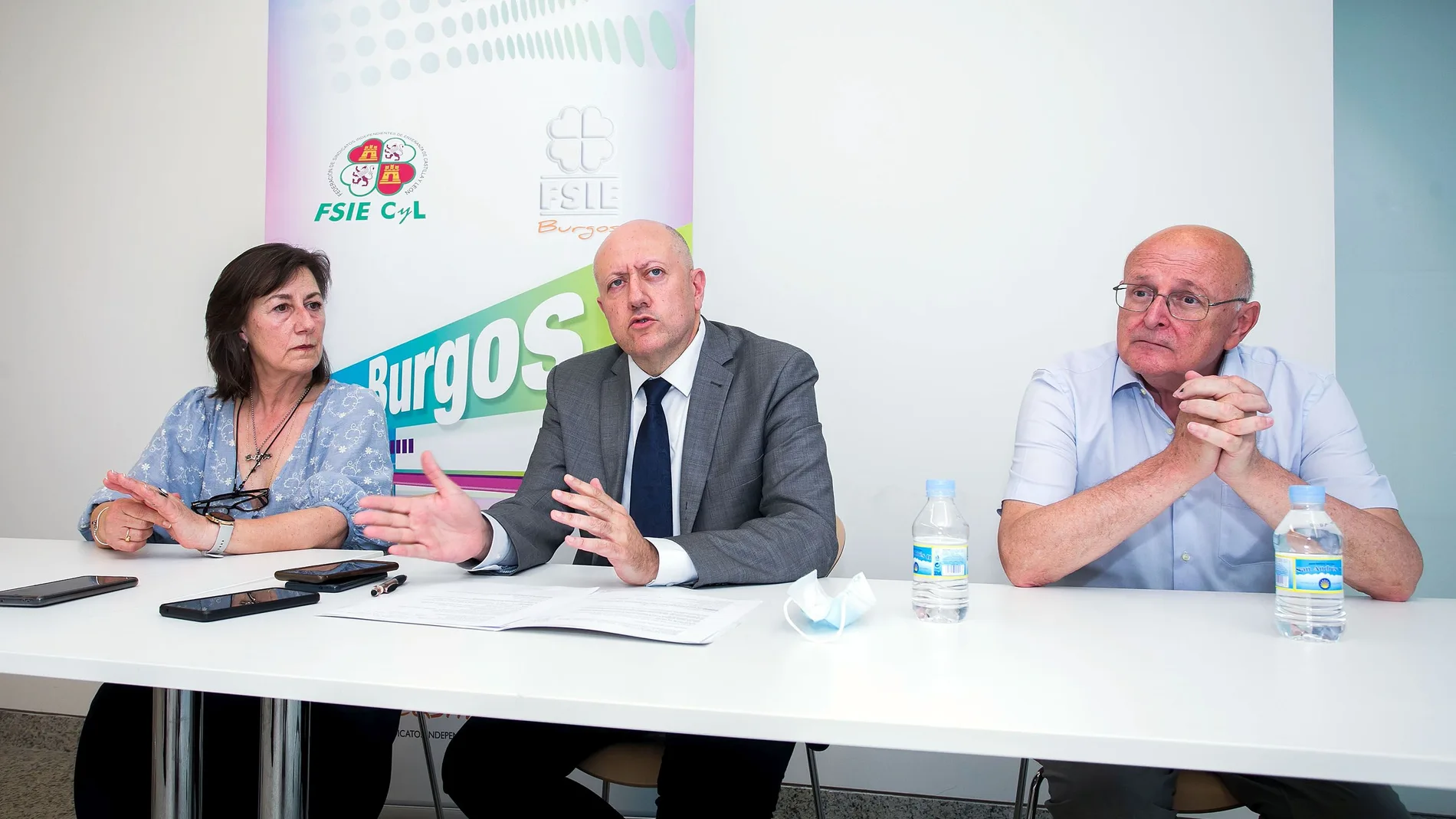 Begoña Martínez, Ángel Arias y José María García en la rueda de prensa