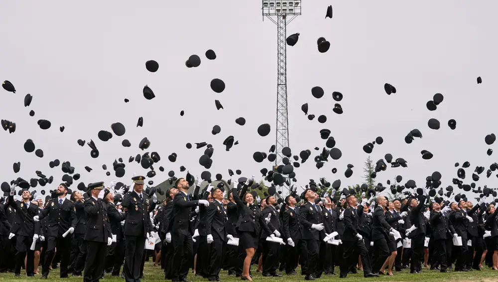Los nuevos agentes lanzan sus gorras durante el acto de jura o promesa de la XXXVI promoción de la Escala Básica de Policía Nacional, integrada por 2.523 agentes, hoy en la Escuela Nacional de Policía de Ávil