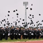 Los nuevos agentes lanzan sus gorras durante el acto de jura o promesa de la XXXVI promoción de la Escala Básica de Policía Nacional, integrada por 2.523 agentes, hoy en la Escuela Nacional de Policía de Ávil