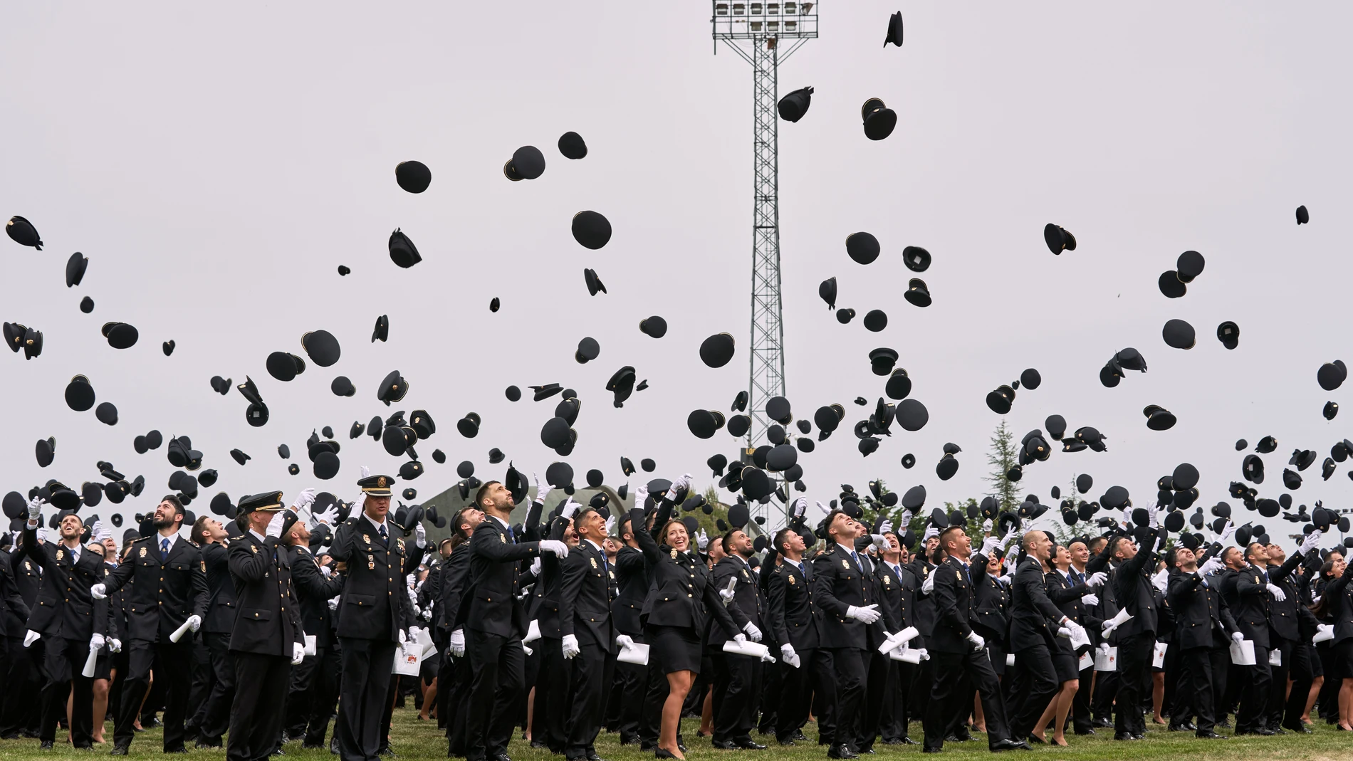 Los nuevos agentes lanzan sus gorras durante el acto de jura o promesa de la XXXVI promoción de la Escala Básica de Policía Nacional, integrada por 2.523 agentes, hoy en la Escuela Nacional de Policía de Ávil