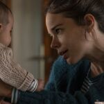 Amaia, el personaje al que da vida la actriz Laia Costa, mira con ternura a su hija en una escena de "Cinco lobitos"