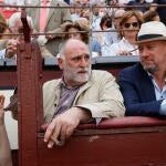El chef José Andrés (i) asiste a la corrida de la Feria de San Isidro celebrada este viernes en la Plaza de Toros de Las Ventas. EFE/Juanjo Martín