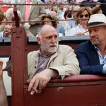 El chef José Andrés (i) asiste a la corrida de la Feria de San Isidro celebrada este viernes en la Plaza de Toros de Las Ventas. EFE/Juanjo Martín