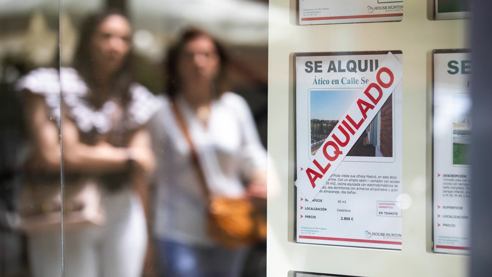 Carteles de 'Se alquila' en una agencia inmobiliaria