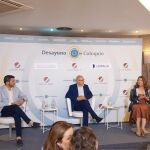 El consejero de Agua y Agricultura de la Región de Murcia, Antonio Luengo (i), en el desayuno-coloquio en Almería