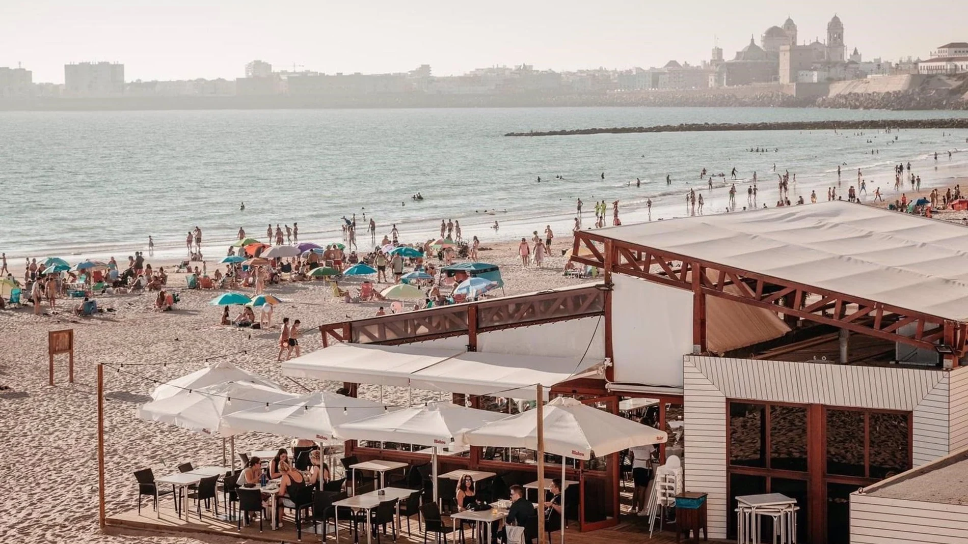 Un chiringuito en la playa de la Victoria de Cádiz