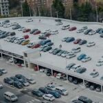 Aparcamiento levantado con materiales reciclados