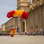 Paracaidistas de la PAPEA se lanzan con una bandera de España de 54 metros cuadrados en la plaza del Pilar de Zaragoza