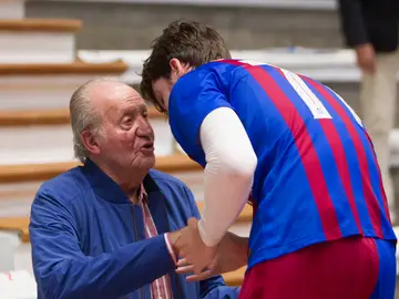 Juan Carlos I conversa con su nieto Pablo Urdangarín Juan Carlos I conversa con su nieto Pablo Urdangarín