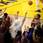 Curry anota uno de los seis triples que logró en el segundo partido ante los Mavericks