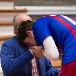 El Rey Juan Carlos I conversa con su nieto Pablo Urdangarin, tras el partido de balonmano disputado entre el Barça B y el Club Cisne Balommano