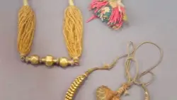 Arriba: India, Rajasthan/Gujarat, primera mitad del S.XX. Collar &quot;Timania&quot; ofrecido a la novia como símbolo de fortuna. Fabricado en oro, cuentas de vidrio llamadas &quot;DE SEMILLA&quot;, seda.Abajo: India. Kelala. Finales del S.XIX. El collar forma parte de la dote Stridhana. Fabricado en oro, núcleo de laca &quot;lac&quot;, rubí, algodón y seda.