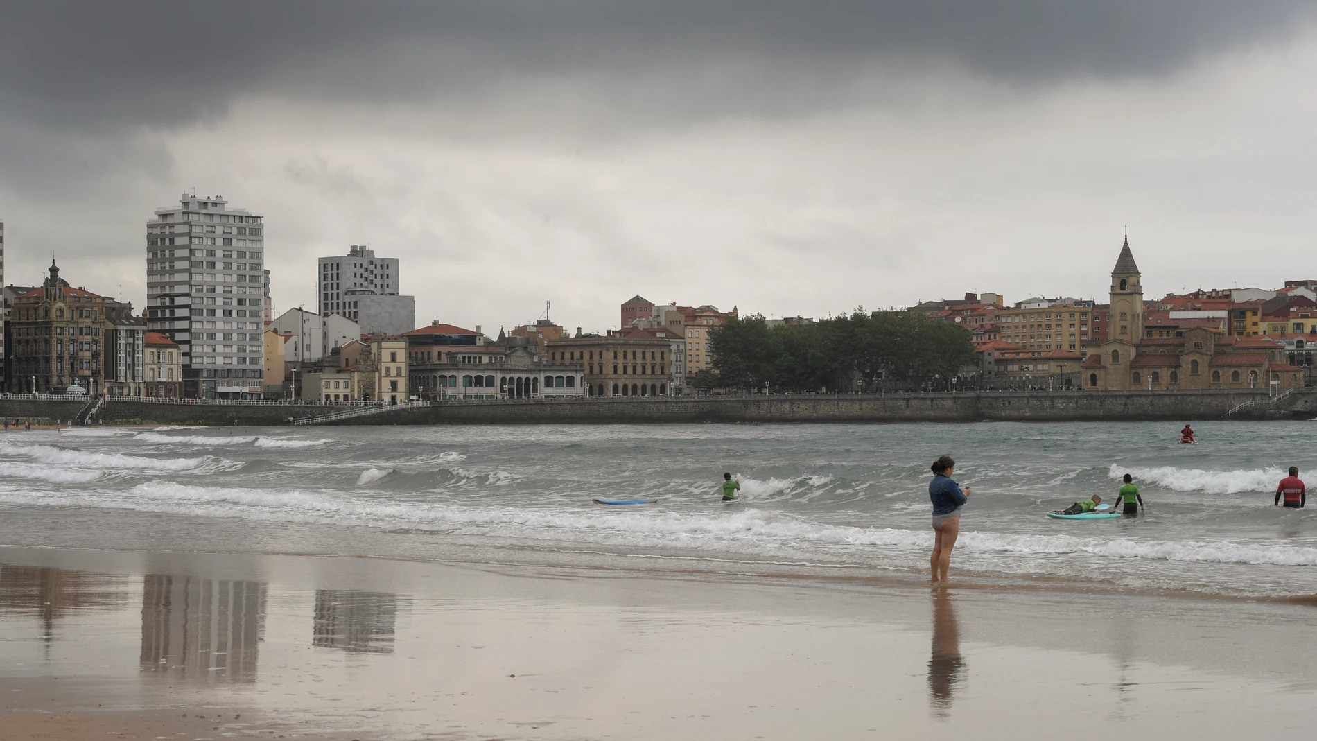 Vistas de la playa de San Lorenzo en Gijón