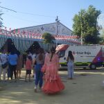La ambulancia de la Cruz Roja, en la puerta de la Caseta Municipal minutos después del accidente