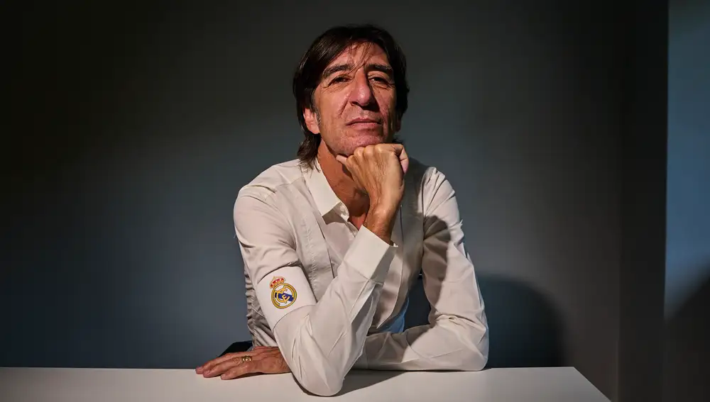 Entrevista con el novelista y poeta español Benjamín Prado, que presenta su libro "Los dos reyes". Es muy aficionado al Real Madrid