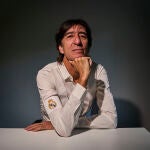 Entrevista con el novelista y poeta español Benjamín Prado, que presenta su libro "Los dos reyes". Es muy aficionado al Real Madrid