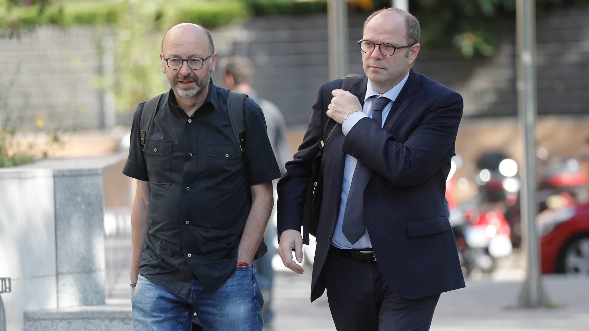 GRAFCVA5978. VALENCIA, 23/05/2022.- El empresario castellonense y hermano del president de la Generalitat Francis Puig( a la izq de la imagen, acompañado por su abogado Javier Falomir) a su llegada a la Ciudad de la Justicia de valencia, donde declara como investigado ante el Juzgado de Instrucción número 4 en el marco de una causa abierta, tras una denuncia del PP, por un supuesto fraude de subvenciones concedidas por la Generalitat, el Gobierno de Aragón y la Generalitat de Cataluña. EFE/ Manuel Bruque