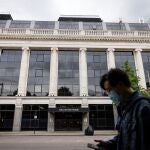 Las autoridades sanitarias británicas también han aconsejado a quienes hayan tenido contacto directo con un caso conformado que se aíslen 21 días