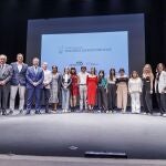 Foto de familia de los ganadores de los V Premios Educativos 'Valores Democráticos' con la consejera Rocío Lucas o el presidente de las Cortes, Carlos Pollán, entre otros
