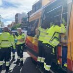 Samur-PC atiende a un trabajador herido por el corte de un cristal. EMERGENCIAS MADRID 23/05/2022