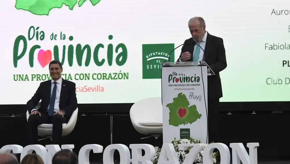 El presidente de la Diputación, Fernando Rodríguez Villalobos, con el delegado del Gobierno al fondo