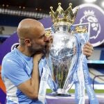 Pep Guardiola besa el trofeo de la Premier League ganado esta temporada con el Manchester City.