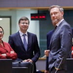 Nadia Calviño, en segundo término, con un gesto de contrariedad en la reunión del Eurogrupo