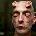 Una escena del filme que presentó ayer Cronenberg en Cannes con los ojos y la boca de Viggo Mortensen cosidos