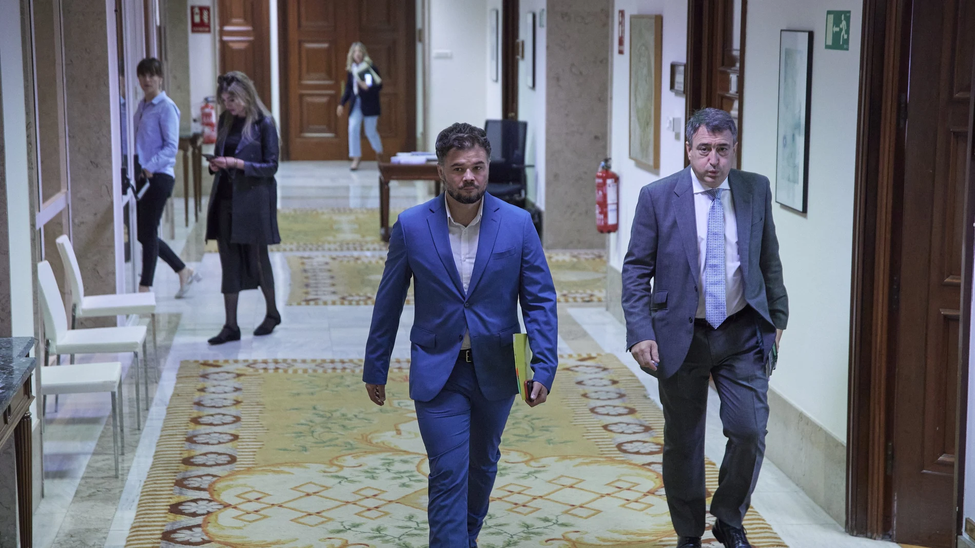El portavoz de Esquerra Republicana (ERC) en el Congreso, Gabriel Rufián (i), y el portavoz del PNV en el Congreso de los Diputados, Aitor Esteban, a su llegada a una Junta de Portavoces, en el Congreso de los Diputados.