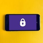 Lo que debes hacer para proteger tu móvil de acuerdo con el FBI, la CISA y la NSA, entre otras agencias.