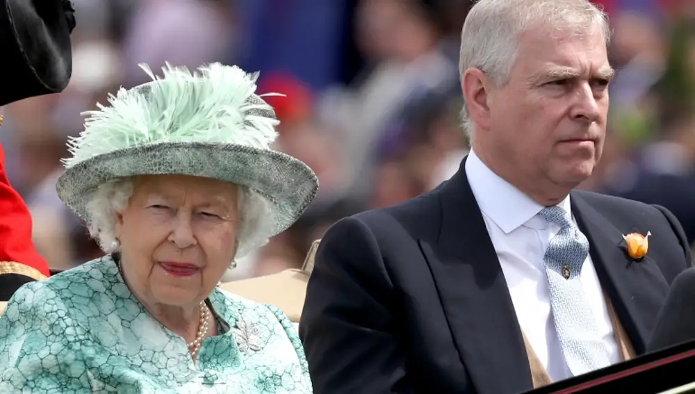La Reina Isabel II y su hijo Andrés