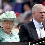 La Reina Isabel II y el príncipe Andrés