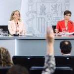 La vicepresidenta primera y ministra de Asuntos Económicos y Transformación Digital, Nadia Calviño (izda.) y la ministra Portavoz, Isabel Rodríguez