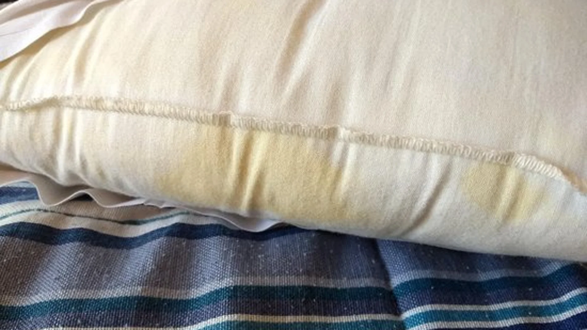 Las almohadas se ponen amarillas con el paso del tiempo por el sudor, la humedad y, en ocasiones, la falta de limpieza