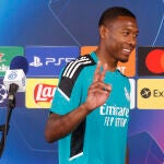 David Alaba saluda durante el media day del Real Madrid antes de la final de la Champions