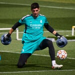 Thibaut Courtois, portero del Real Madrid, durante el entrenamiento de este martes en Valdebebas