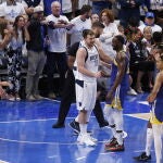 Luka Doncic comenta con Draymond Green la jugada del tiro libre en el Mavericks - Warriors