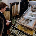 El alcalde de Madrid, José Luis Martínez-Almeida, durante su visita a la capilla de la Inmaculada Concepción, en la Colegiata de San Isidro