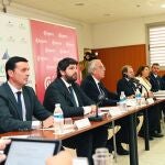 El jefe del Ejecutivo autonómico, Fernando López Miras, durante la reunión con representantes de la Cámara de Comercio, Industria y Navegación de Almería; la Confederación Empresarial de la Provincia de Almería (Asempal) y regantes