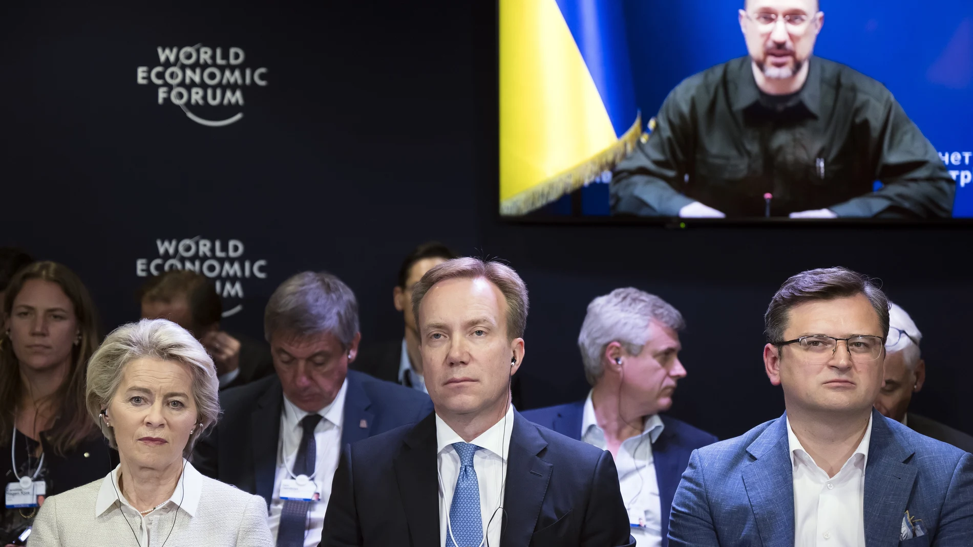 Ursula von der Leyen, presidenta de la Comisión Europea, Borge Brende, presidente del Foro Económico Mundial y and Dmytro Kuleba, Ministro de Exteriores ucraniano, en la 51ª cita anua del Foro Económico Mundial en Davos, Suiza.
