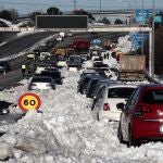 Numeros vehículos atrapados por la nieve en el km 58 de la M-40