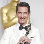 El actor estadounidense Matthew McConaughey posa con un Oscar, en una imagen de archivo