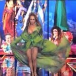 María Patiño enseña un pecho en pleno desfile