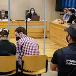 El Cuco (a la derecha) charla con su madre antes del juicio, celebrado en mayo. Al fondo a la derecha, la fiscal