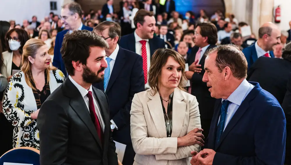 Juan García-Gallardo y Rocío Lucas, durante la entrega de premios a los empresarios sorianos